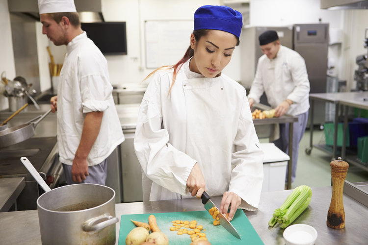4 Restaurant Industry Trends That Require Top-Notch Hospitality Training